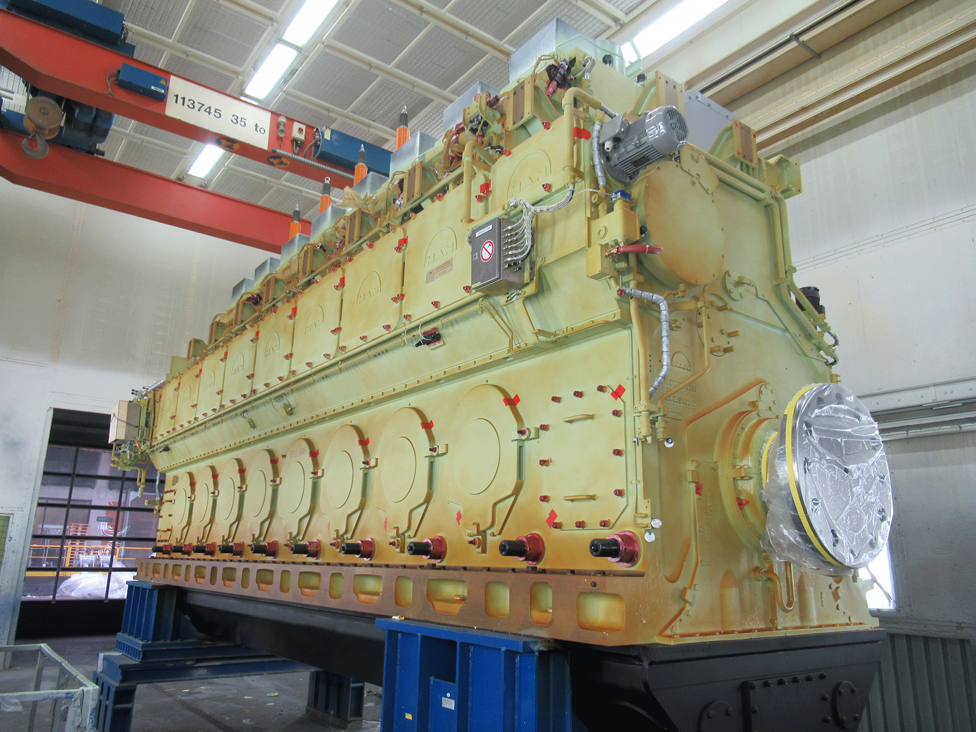 Schiffsdieselmotor 8L48/60CR fertig lackiert und mit Langzeitkonservierung für den Transport vorbereitet.