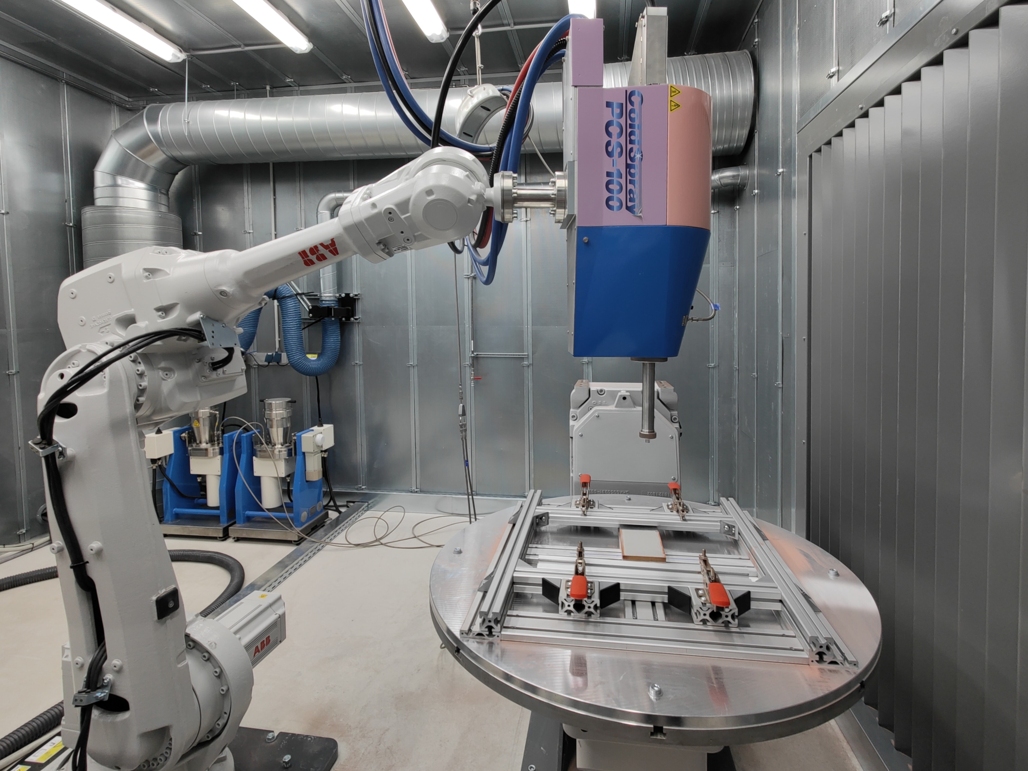 Abbildung 1: Roboter-basiertes Kaltgasspritzen zur Additiven Fertigung von Multimaterialbauteilen