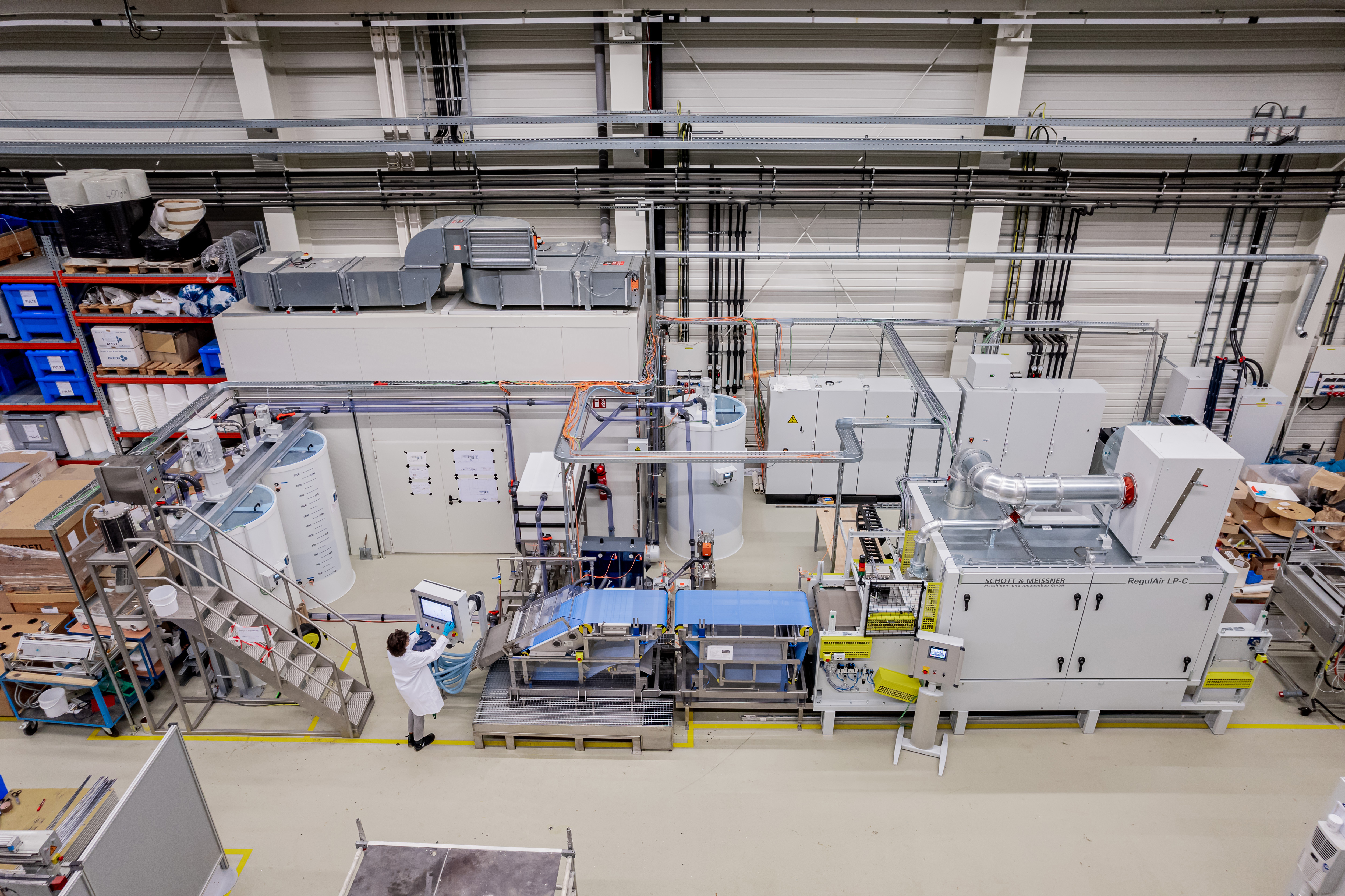 Am Fraunhofer IGCV wurde eine einzigartige Nassvliesanlage im Technikumsmaßstab aufgebaut, mit der jegliche Fasermaterialien - vor allem recycelte Carbonfasern - zu innovativen und neuartigen Vliesstoffen verarbeitet werden können.