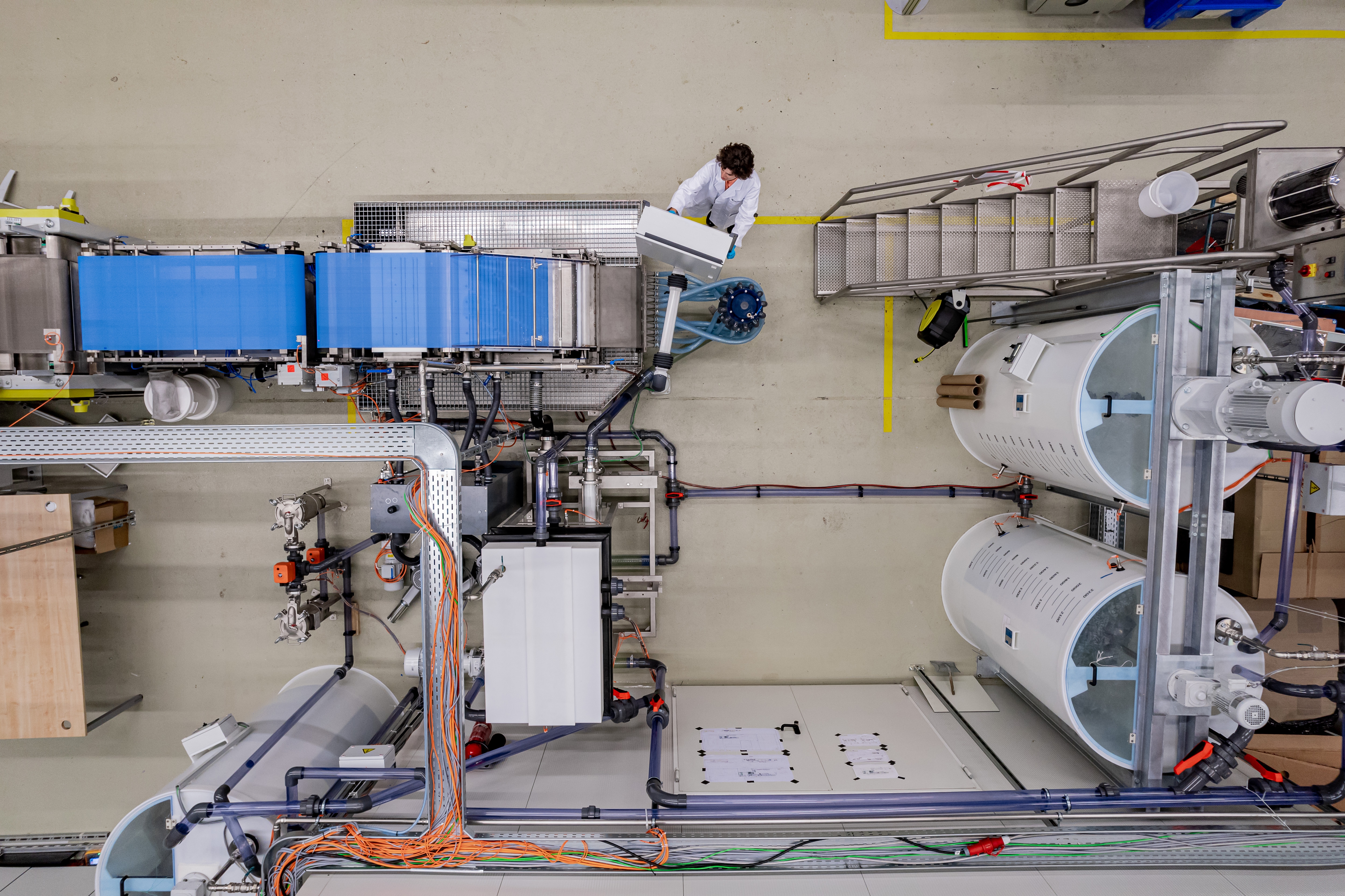 Nassvliesanlage Am Fraunhofer IGCV wurde eine einzigartige Nassvliesanlage im Technikumsmaßstab aufgebaut, mit der jegliche Fasermaterialien - vor allem recycelte Carbonfasern - zu innovativen und neuartigen Vliesstoffen verarbeitet werden können.