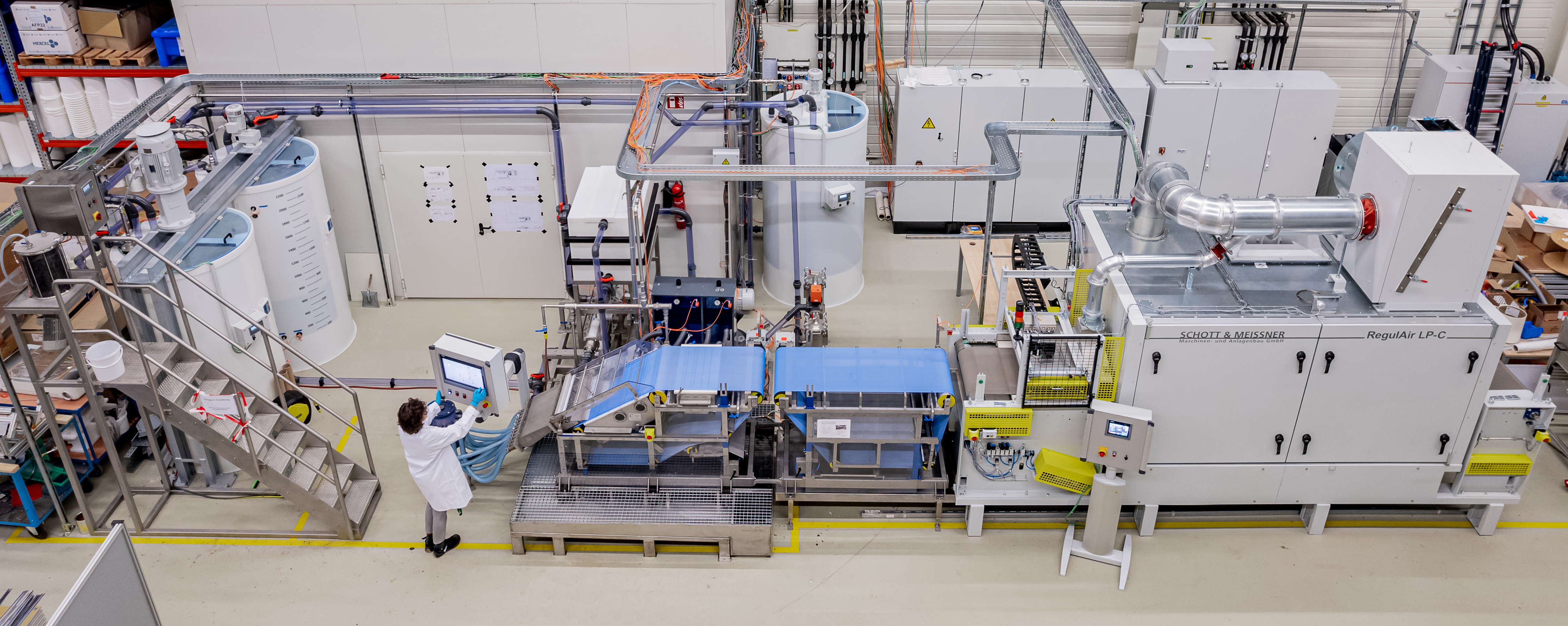 Am Fraunhofer IGCV wurde eine einzigartige Nassvliesanlage im Technikumsmaßstab aufgebaut, mit der jegliche Fasermaterialien - vor allem recycelte Carbonfasern - zu innovativen und neuartigen Vliesstoffen verarbeitet werden können.