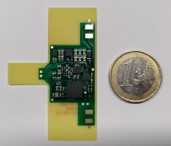 FIIL-Platine mit aufgebrachter Sensorik im Vergleich zu einer 1-Euro Münze