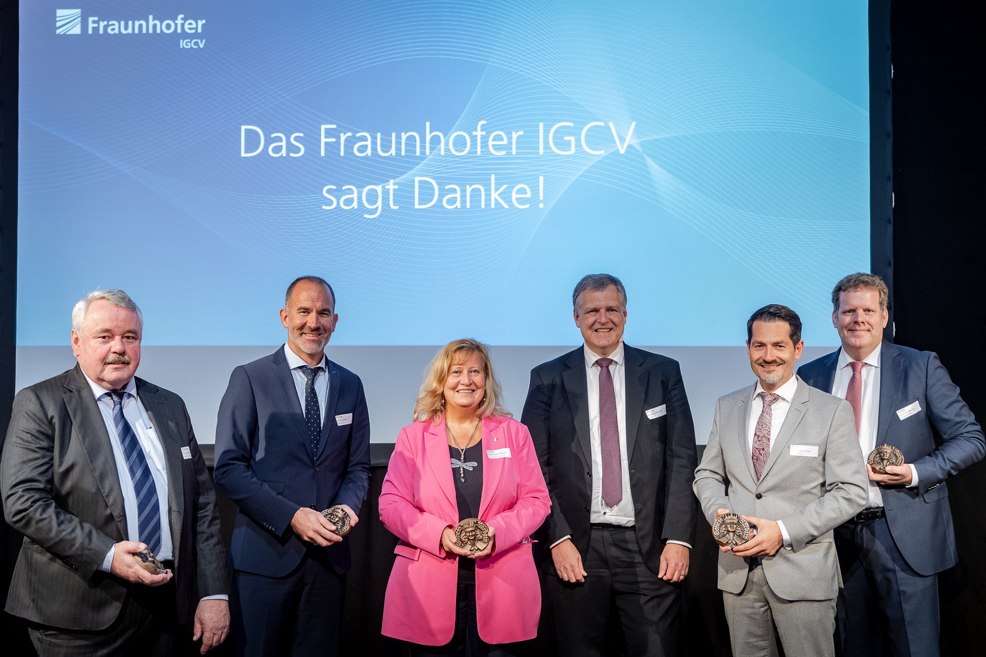 Die Referenten der Eröffnungsveranstaltung (v. l. n. r. Dr. Erwin Flender [BDG e.V. und VDG e.V.], Prof. Dr. Raoul Klingner [Direktor Forschungsmanagement und -governance der Fraunhofer-Gesellschaft], Frau Annette Gansmüller-Maluche [stv. Landrätin des Landkreises München], Prof. Dr.-Ing. Wolfram Volk [Institutsleiter des Fraunhofer IGCV], Prof. Dr. Thomas F. Hofmann [Präsident der Technischen Universität München], Prof. Dr. Carsten Intra [Vorsitzender des Markenvorstands, Volkswagen Nutzfahrzeuge]