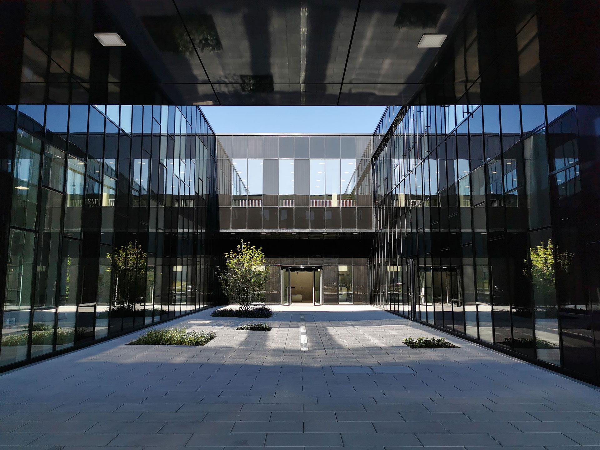 Haupteingang des neuen Institutsgebäudes im Augsburger Innovationspark