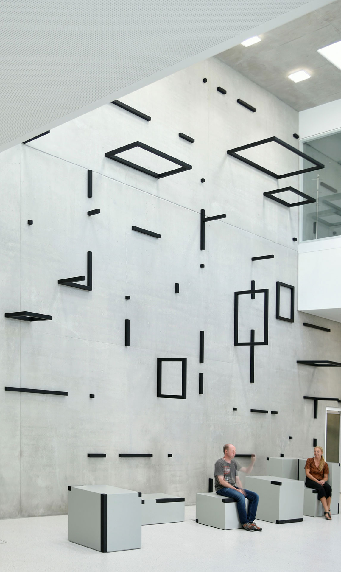 Gäste des Fraunhofer IGCV werden mit Kunst am Bau empfangen: Installation von Esther Stocker, 2020 