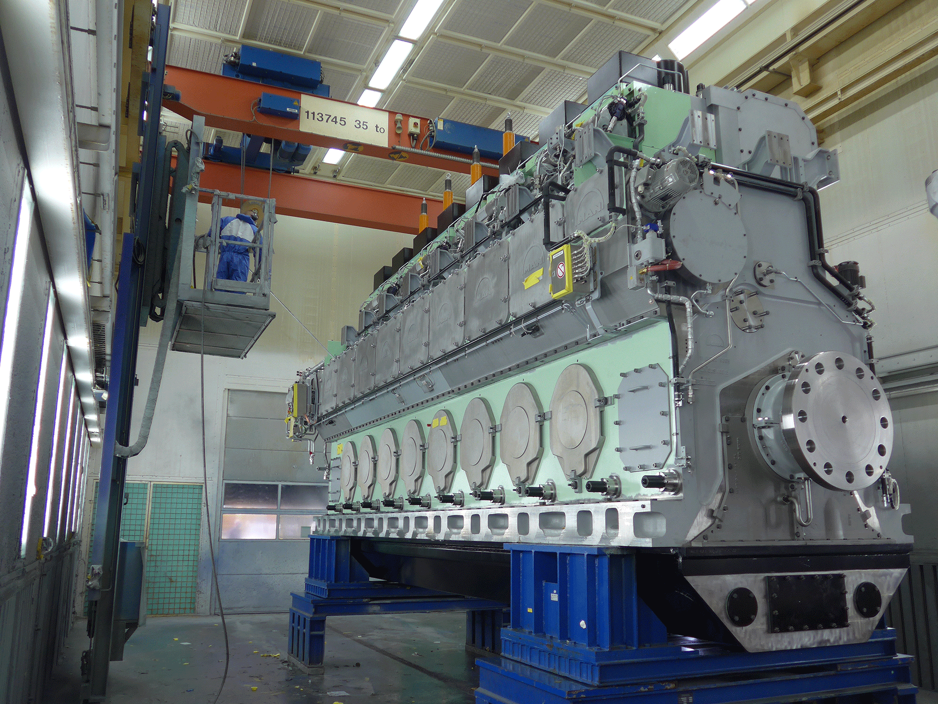 Marine diesel engine 8L48/60CR is blown off with compressed air after washing.