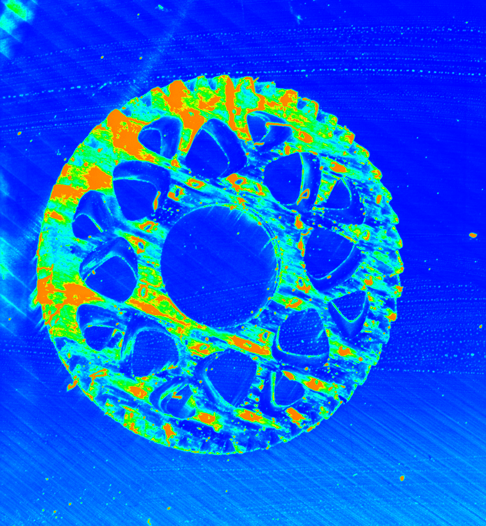 Fluorescence measurement to determine the amount of dirt on a dirty gear wheel